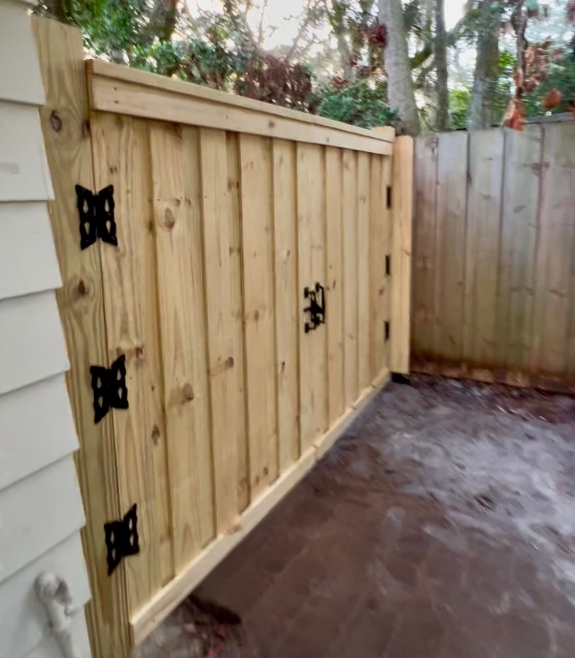 Board-on-board wood privacy fence and double gate built by 4 Tradesmen Fencing