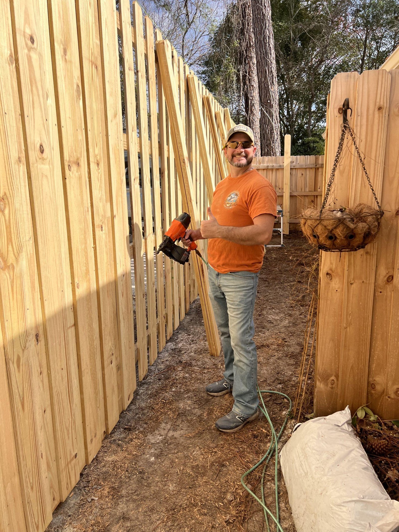 4 Tradesmen Fencing low cost fencing in Jacksonville Florida serving all of Duval County. Installation of 8 foot picket fence.